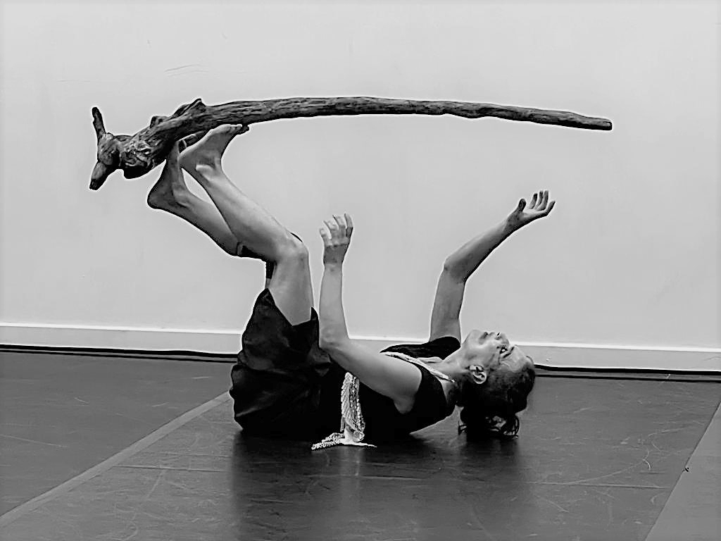 Photographie de Chloé Dehu lors du spectacle Figures - Cie Les Ruissonnes